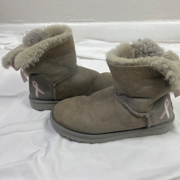 Ugg Women’s Bailey Bow II Ankle Boot Sz 7US 5.5UK Slip on Suede Gray - Picture 2 of 10